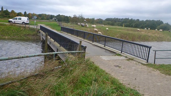 Die Brücke am Pulverturm in Oldenburg führt über den Osternburger Kanal. © Stadt Oldenburg Foto: Stadt Oldenburg