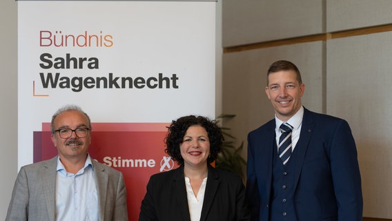 Amira Mohamed Ali, Parteivorsitzende des Bündnisses Sahra Wagenknecht, auf dem Gründungsparteitag des BSW-Landesverbandes Niedersachsen mit Holger Onken (links) und Thorsten Renken (rechts). © Izabella Mittwollen/dpa/dpa-Bildfunk Foto: Izabella Mittwollen/dpa