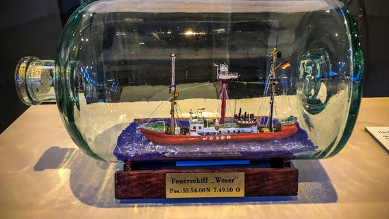 Das Feuerschiff "Weser" als Modell in einer Glasflasche. © NDR Foto: Jutta Przygoda
