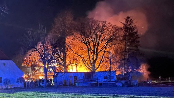 Ein Wohnhaus mit einem angrenzenden Stall in Bülstedt (Landkreis Rotenburg/Wümme) brennt in der Nacht lichterloh. © dpa - Bildfunk Foto: Kreisfeuerwehr Rotenburg (Wümme)