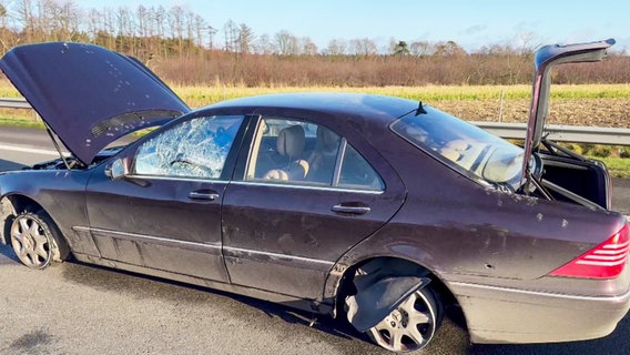 Ein von der Polizei gestopptes Auto auf der A31 bei Bunde. © TeleNewsNetwork 