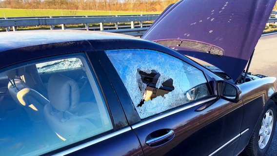 Ein von der Polizei gestopptes Auto auf der A31 bei Bunde. © TeleNewsNetwork 