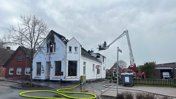 Eine Brandruine in Bunde, in der eine Leiche entdeckt wurde. © NDR Foto: Thees Jagels