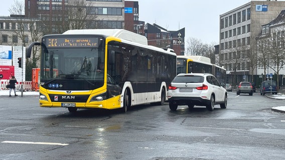 Ein Bus an einer Kreuzung in Oldenburg. © NDR Foto: Pascal Klug