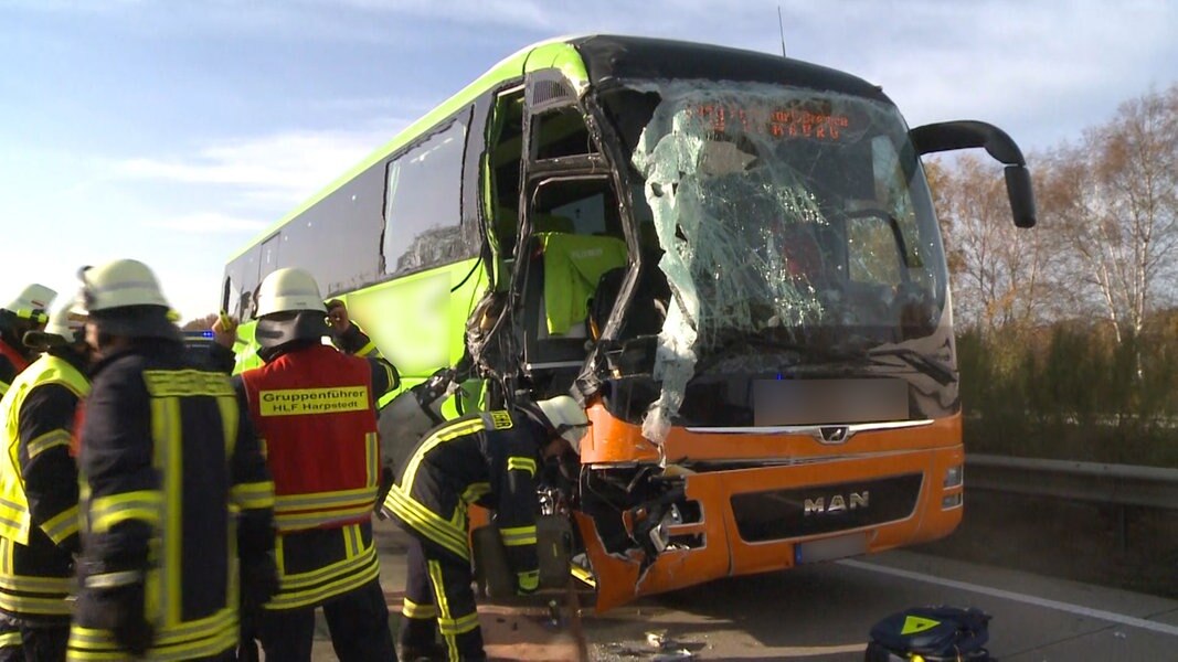 Fernbus prallt auf Lkw Stundenlange A1Sperrung NDR.de