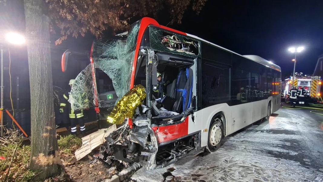 Linienbus Touchiert Häuser Und Prallt Gegen Baum - Fünf Verletzte | NDR ...