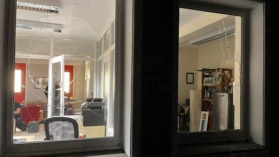 Blick durch zwei zerbrochene Fensterscheiben in ein Büro © CDU Landesverband Oldenburg 
