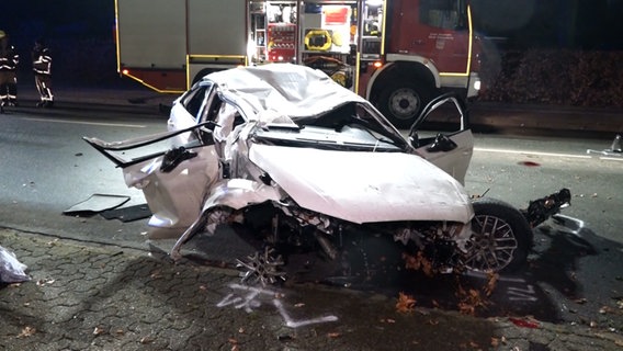 Ein Pkw steht nach einem schweren Unfall an einer Straße. © NonstopNews 