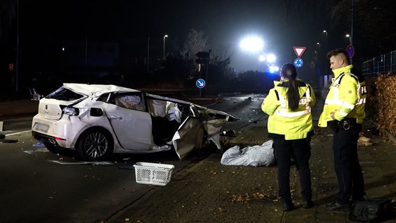 Ein Pkw steht nach einem schweren Unfall an einer Straße. © NonstopNews 