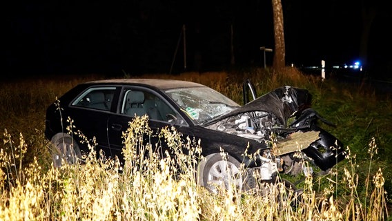 Ein Auto steht nach einem tödlichen Unfall in einem Feld. Ein 18-Jähriger war in Colnrade ums Leben gekommen. © Nord-West-Media TV 