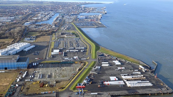 Eine Luftaufnahme des Hafens in Cuxhaven. © picture alliance/dpa/Agentur für Wirtschaftsförderung Cuxhaven 