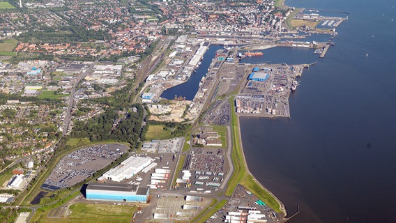 Eine Luftaufnahme zeigt den Hafen von Cuxhaven. © Nports Scheer 