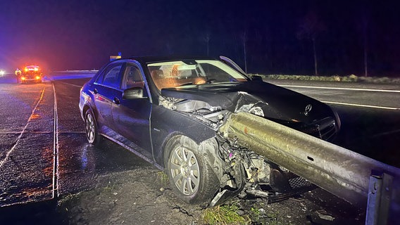 Ein Pkw steht nach einem Unfall an einer Leitplanke auf der B6 im Landkreis Cuxhaven. © Polizeiinspektion Cuxhaven 