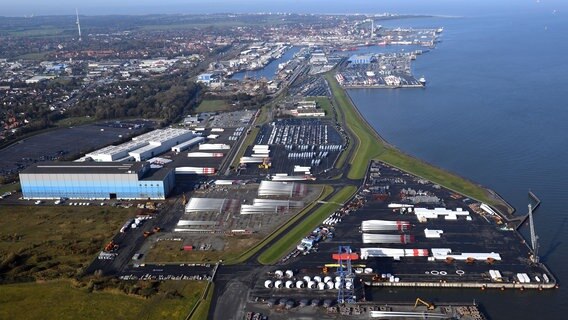 Der Hafen in Cuxhaven © NPorts Foto: Wolfhard Scheer