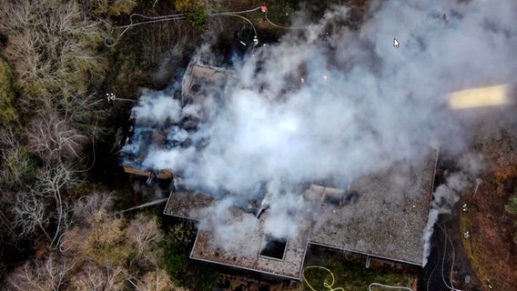 Rauch steigt von einem Gebäude auf (Luftaufnahme). (Auf dem Gelände der ehemaligen Hinrich-Wilhelm-Kopf Kaserne brennt es.) © NonstopNews Foto: NonstopNews
