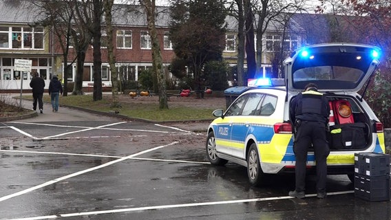 Ein Polizeiauto vor einer Schule in Cuxhaven © dpa-Bildfunk/Nord-West-Media TV 