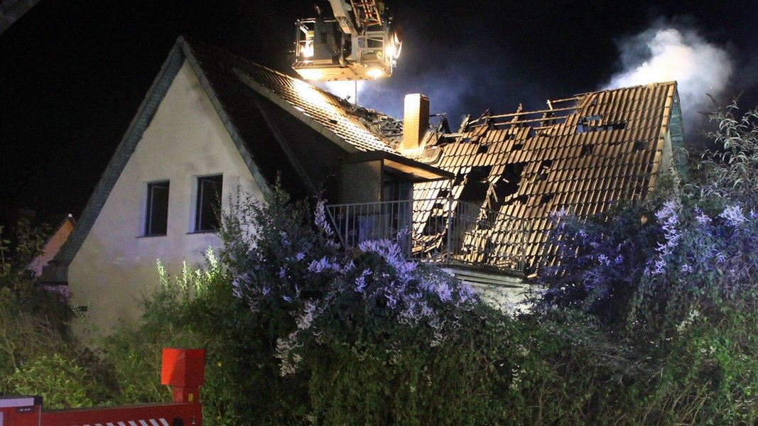 Weyhe: Hoher Schaden Nach Dachstuhlbrand In Haus | NDR.de - Nachrichten ...