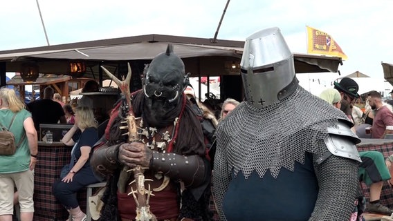 Verkleidete Menschen beim Mittelaltermarkt "Mittelalter am Meer" in Dangast. © Nord-West-Media TV 