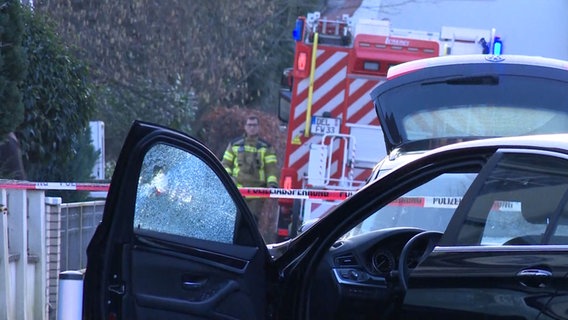 Ein BMW mit einer durchschossenen Seitenscheibe steht an einer Straße. © NonstopNews 
