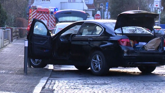 Ein BMW mit einer durchschossenen Seitenscheibe steht an einer Straße. © NonstopNews 