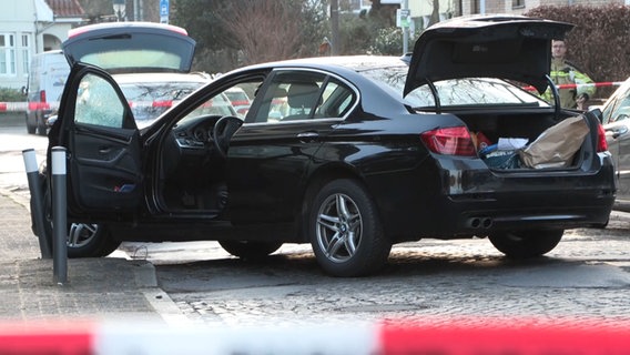 Ein BMW mit einer durchschossenen Seitenscheibe steht an einer Straße in Delmenhorst. © NonstopNews 