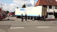 Ein Lkw steht nach einem Unfall an einer Kreuzung in Delmenhorst. © Nord-West-Media TV 