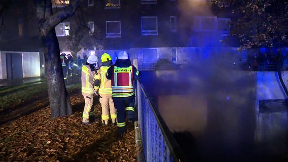 Die Feuerwehr steht vor einem Wohnblock in Delmenhorst. © NonstopNews 