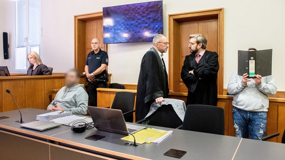Die Angeklagten und die Anwälte Axel Heinken (l.) und Michael Rompf stehen in einem Saal im Landgericht Oldenburg. © dpa-Bildfunk Foto:  Hauke-Christian Dittrich