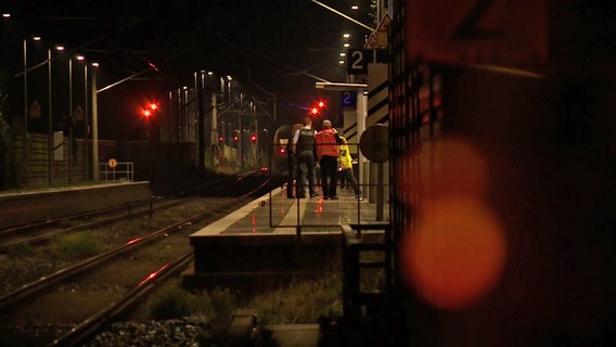 Einsatzkräfte der Polizei stehen an einem Bahnsteig. © NonstopNews 