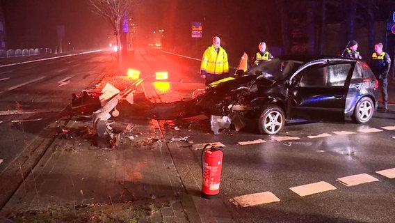 Ein Pkw steht nach einer Kollision mit einer Ampel an einer Kreuzung. © NonstopNews 