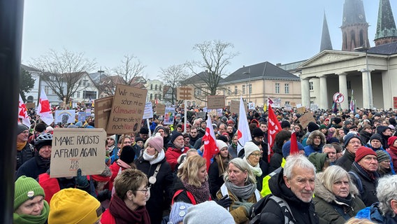 Tausende Menschen sind in Oldenburg auf der Straße und demonstrieren gegen Rechtsextremismus. © NDR Foto: Sinja Schütte