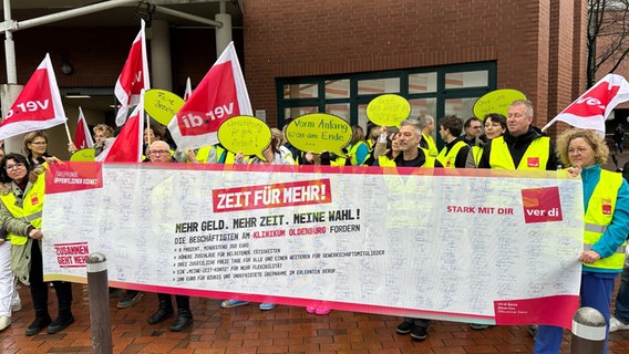 Klinikpersonal demonstriert mit Bannern, Fahnen und Schildern vor dem Klinikum Oldenburg. © Thees Jagels Foto: Thees Jagels (NDR)