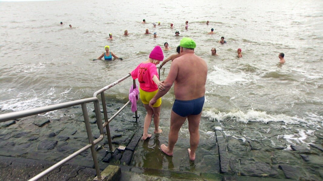Menschen baden bei einer Aktion gegen Rechtspopulismus in Wilhelmshaven in der Nordsee.