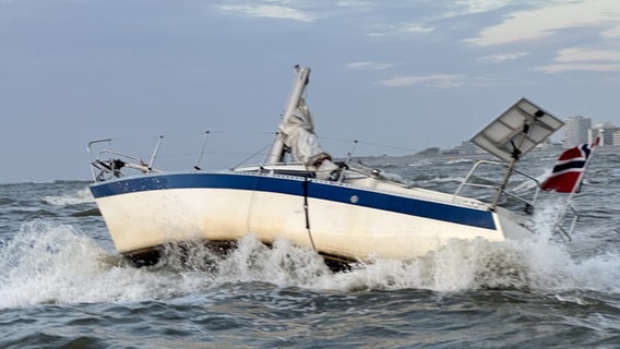Nachdem eine Segelyacht vor Norderney auf einer Sandbank festgekommen ist, sind Kiel und Mast gebrochen. © Deutsche Gesellschaft zur Rettung Schiffbrüchiger (DGzRS) 