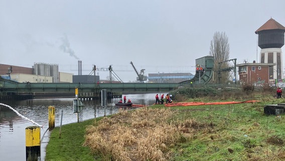 Eine Ölsperre im Wasser © Stadt Oldenburg 