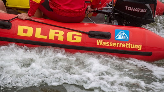 Ein Boot der DLRG auf schäumendem Meerwasser. © picture alliance/dpa | Stefan Sauer Foto: Stefan Sauer