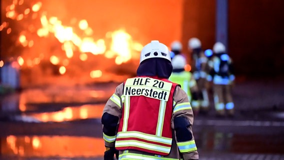 Ein Feuerwehrmann bei einem Einsatz in einem Entsorgungsbetrieb in Dötlingen © NonstopNews 