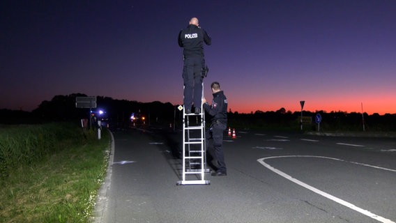 Polizisten dokumentieren einen Unfall zwischen einem Kleinbus und einem Roller in Dornum. © NonstopNews 