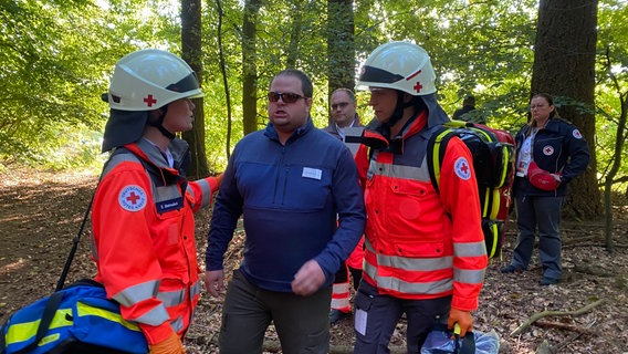 Bei einem Wettbewerb des DRK wird an einem Statisten geübt. © NDR Foto: Peter Becker