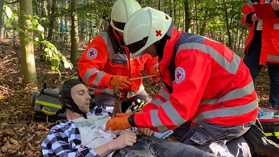 Bei einem Wettbewerb des DRK wird an einem Statisten geübt. © NDR Foto: Peter Becker