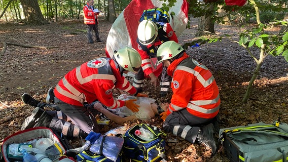 Bei einem Wettbewerb des DRK wird an einem Statisten geübt. © NDR Foto: Peter Becker