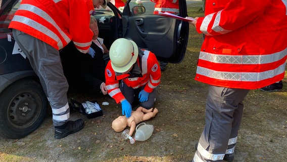 Rettungskräfte des DRK trainieren an einer Puppe. © NDR Foto: Peter Becker