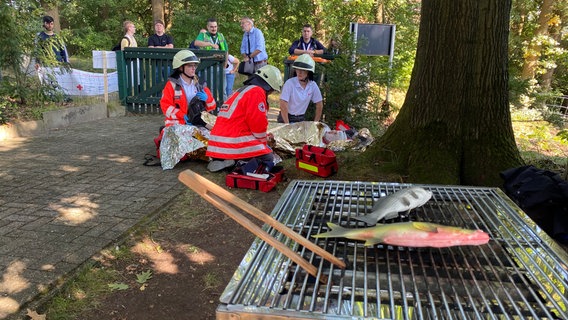 Rettungskräfte des DRK trainieren an einem Statisten © NDR Foto: Peter Becker