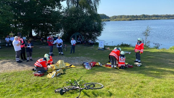 Rettungskräfte des DRK trainieren an Statisten © NDR Foto: Peter Becker