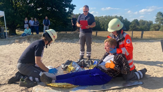 Rettungskräfte des DRK trainieren an einem Statisten © NDR Foto: Peter Becker