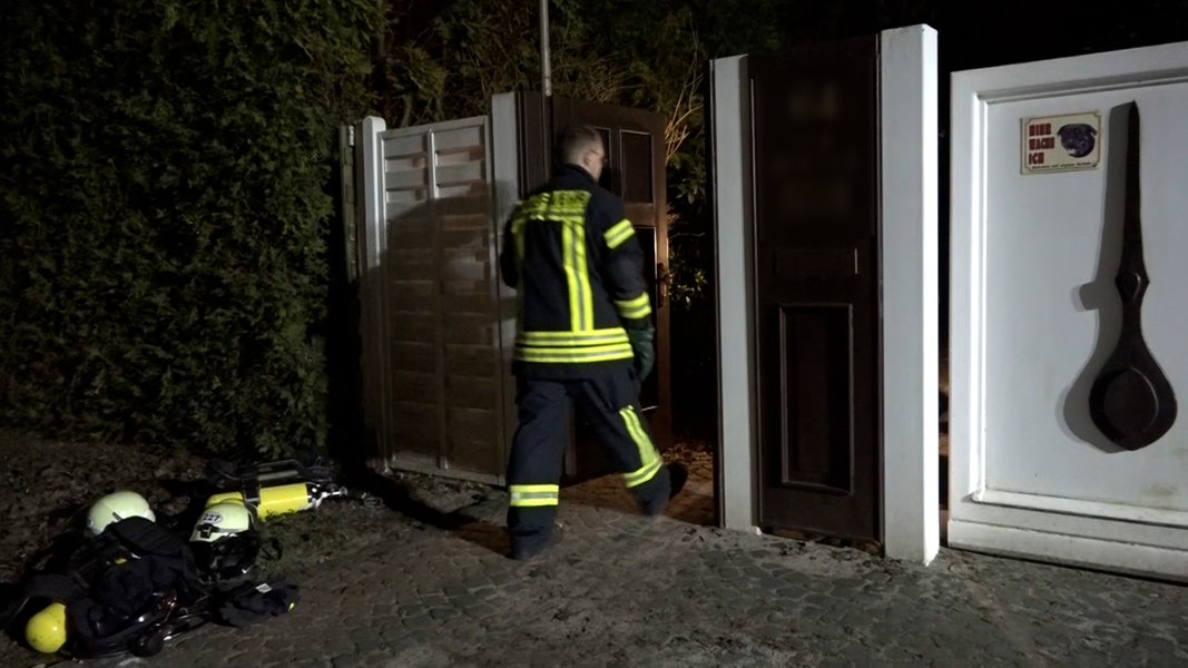 Ein Feuerwehrmann betritt ein Wohnhaus in Lilienthal.