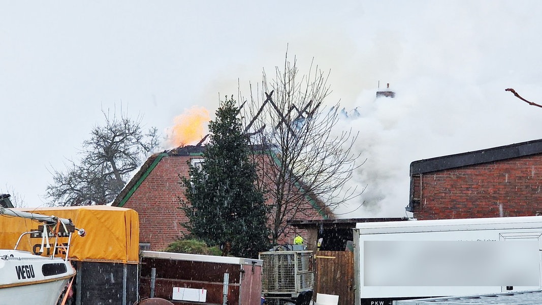 Brand an einem Reetdachhaus in Edewecht (Landkreis Ammerland).
