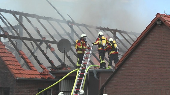 Feuerwehrleute löschen eine Scheune in Edewecht. © Nord-West-Media TV 