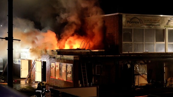 Ein Anbau einer Sporthalle brennt in Edewecht © Nonstop News 