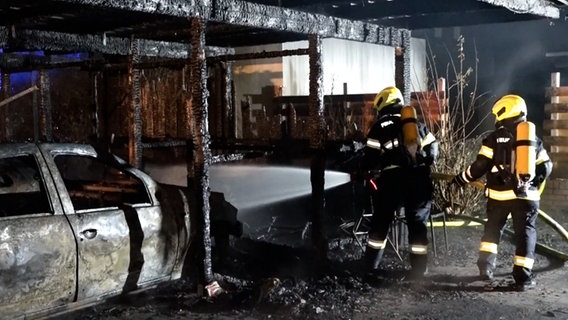 Feuerwehrleute löschen einen Brand in einem Carport in Edewecht. © NonstopNews 